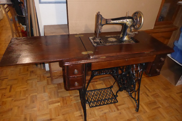 LOVELY SHOWPIECE:  ANTIQUE SINGER SEWING MACHINE - c.1911 in Other in City of Toronto - Image 3