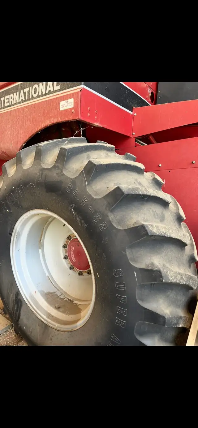 1990 Case IH 1660 Combine in Farming Equipment in Swift Current - Image 3