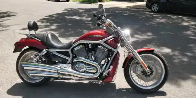 2009 Moto Harley-Davidson V-Rod VRSC 9 500$ Nouveau prix! Magnifique moto V-Rod VRSC 2009 rouge à ve...