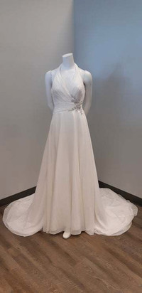 Does anyone haves flowing wedding dress 