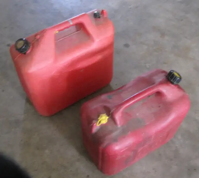 Two gasoline cans for $1562866660903042121
