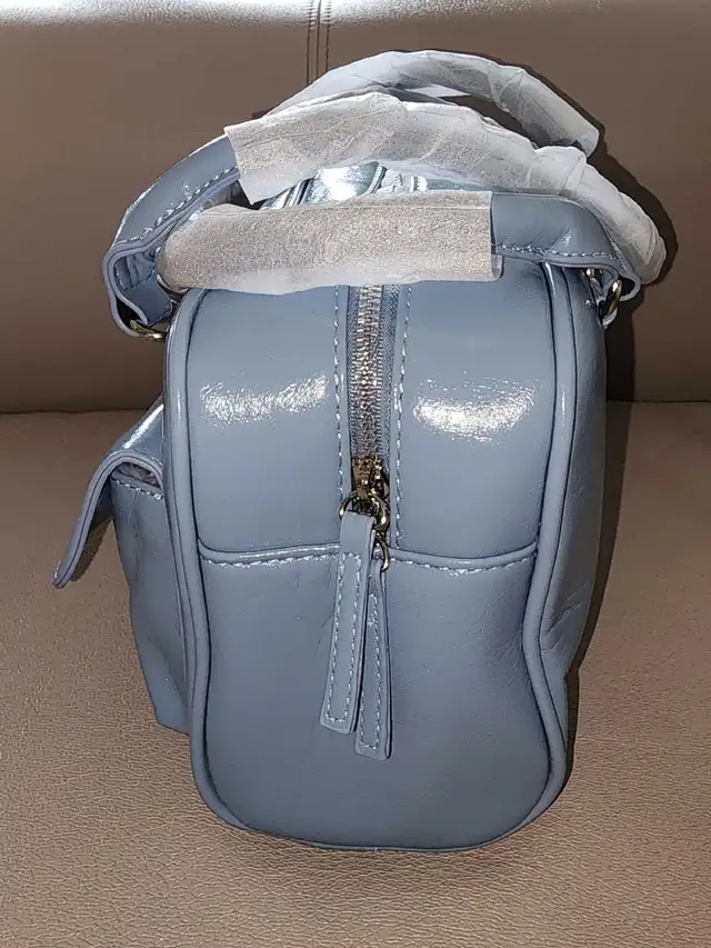 Light Blue Handbag with Pockets in Bags & Luggage in Mississauga / Peel Region - Image 4