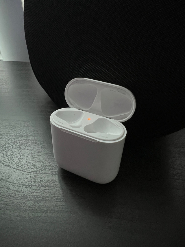 Airpod gen 1 and 2 charging case only in Cell Phone Accessories in City of Toronto - Image 3
