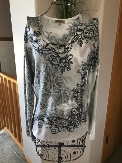 Add a touch of elegance to your wardrobe with this Jessica Sport long-sleeved top, size medium, feat...