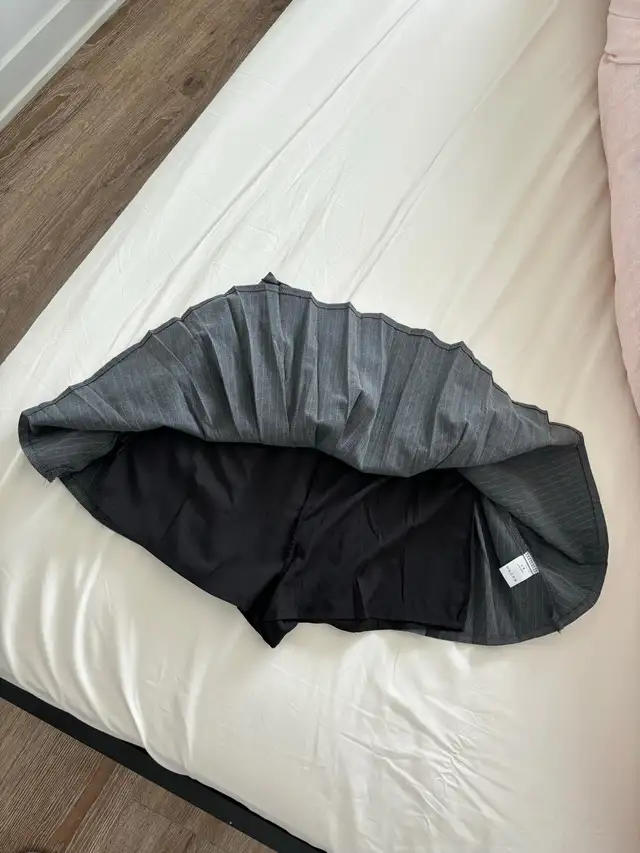 Brand New Pleated Skirt  in Women's - Bottoms in City of Toronto - Image 3