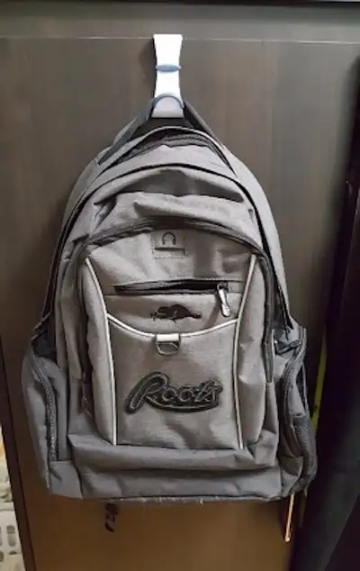 Roots Back Pack Bag Like new, great bag for school / Gym Large Capacity Pick up only