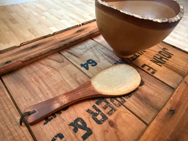 VTG Handmade Wood BOWL RAW LIVE edge w/hand painted SPOON in Arts & Collectibles in Ottawa - Image 3