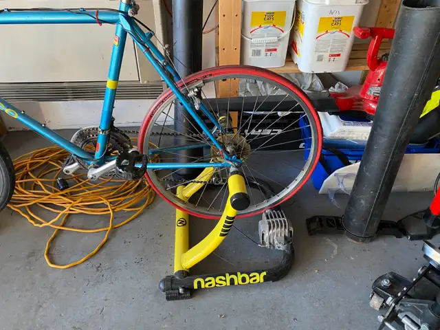 Nashbar Fluid Trainer and Front Wheel Riser in Frames & Parts in Ottawa - Image 3
