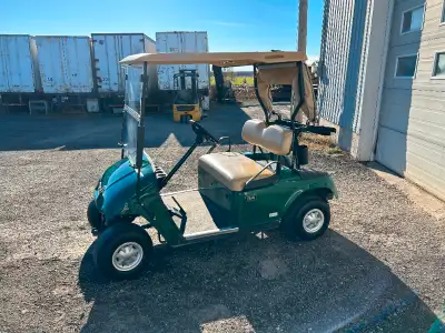 Superbe cart de golf de marque Textron EZ-GO. Modèle le plus fiable disponible. Équipé du système de...
