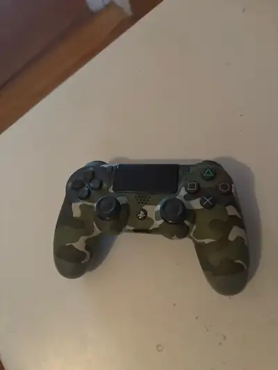 manette ps4 peux utiliser et fonctionne parfaitement , View more