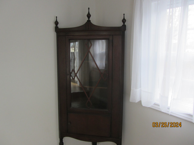 Antique walnut  corner display cabinet in Hutches & Display Cabinets in St. Catharines - Image 4