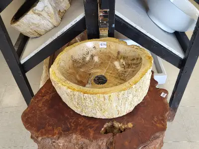 Ici tout pour une salle de bain complète, meubles, meubles sur mesure en bois massif, vasques et lav...