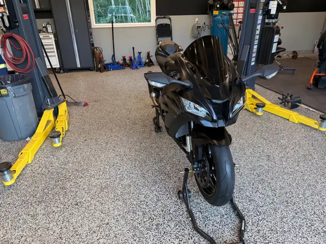 2018 Kawasaki zx10rr in Sport Bikes in Thunder Bay - Image 2