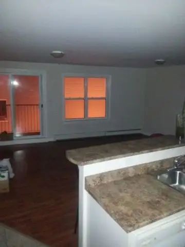 This spacious unit located central peninsula is available July 1st on a 1 year fixed term 2 bedroom...