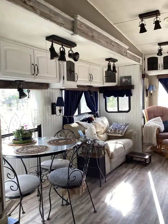 Newly updated 37 ft. RV for sale on rental pad in RVs & Motorhomes in Penticton - Image 4