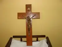Crucifix en bois et laiton massif
