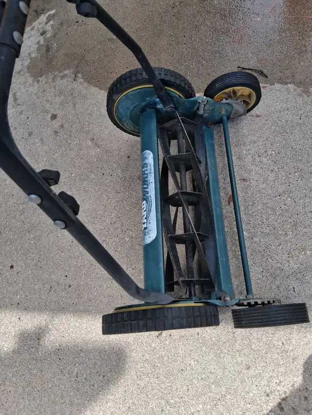 yard works manual lawn mower 21 inch in Lawnmowers & Leaf Blowers in Kitchener / Waterloo - Image 3