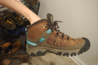 Keen Hiking Boots Women's Size 8.5 . Targhee 3 style.
