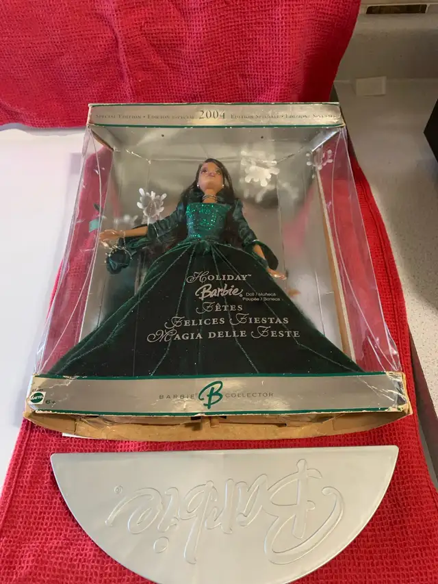 Vintage Mattel Holiday African American barbie 2004 in Toys & Games in Oshawa / Durham Region - Image 6