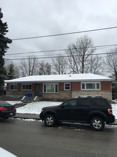 10 Thorndale Crescent - Student House 2 Minute Walk to McMaster Campus! Co-Ed Upstairs Apartment - 1...