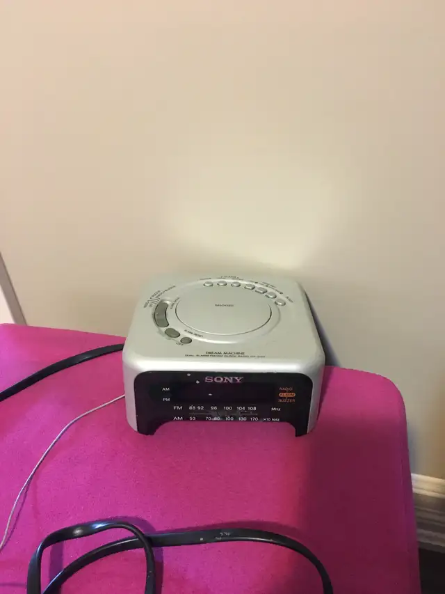 Sony Dream Machine Dual Alarm AM/FM Clock  Radio in General Electronics in Oshawa / Durham Region - Image 3