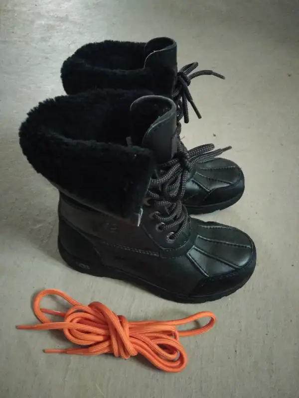 UGG winter boots size 1 US in Kids & Youth in Markham / York Region - Image 6