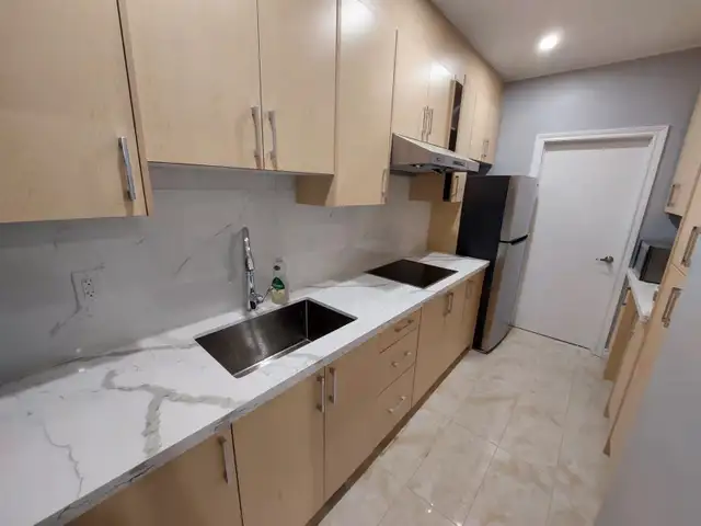 Downtown Toronto Room for rent -  Bathurst & College in Room Rentals & Roommates in City of Toronto - Image 5