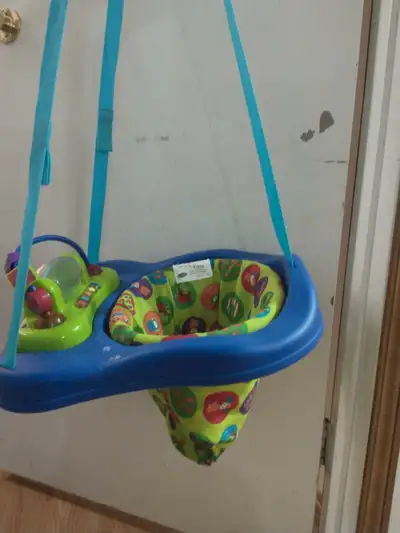 Get ready for your little one to bounce into fun with this used Evenflo Exersaucer Door Jumper! Desi...