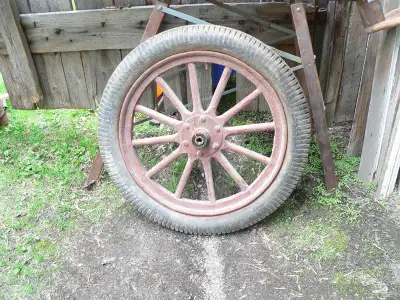 belle roue antique Ford modèle T # 12118.1 en belle condition avec pneu bonne état Good year 30 x 3...