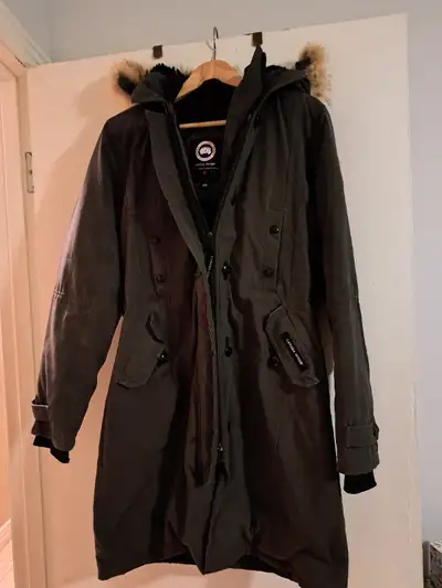 Manteau hiver Canada Goose medium avec collet vraie fourrure réduit à 100$ argent comptant seulement...