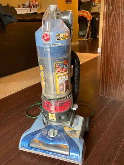 Hoover upright pet wind tunnel vacuum, great auction and ideal for pets. Working condition, in great...