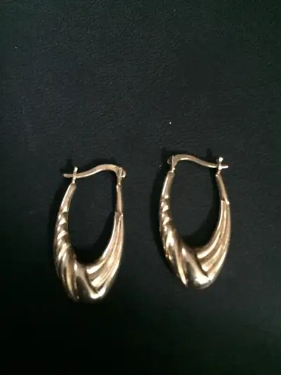 Boucle d'oreille en OR 10k Pesant: 0.98g Mesurant: 2.5 cm ( 1po ) Bijoux fins. Meilleur facon de me...