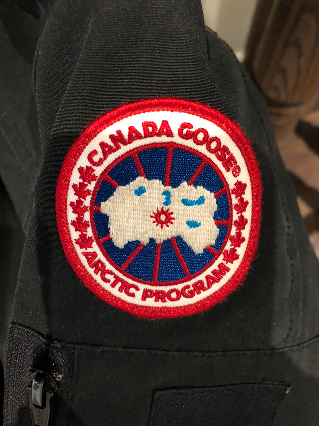 Canada Goose Authentic Black Size Medium in Women's - Tops & Outerwear in Markham / York Region - Image 4