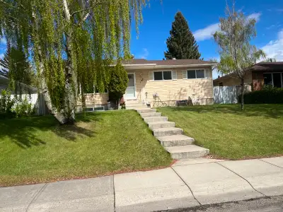3 bedrooms, upstairs only, bungalow in Rundle, near schools, hospital, c-train, Sunridge Mall and al...