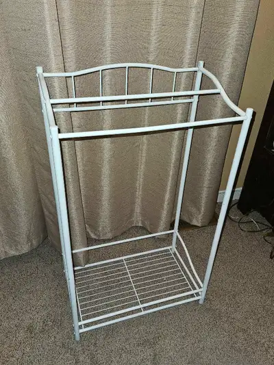 White metal rack for towels, blankets or quilts. Makes a lovely display in bedroom, bathroom or hall...
