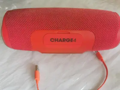 Speaker jbl charge 4 bluetooth original vient aussi avec cable de charge d une superbe qualité sonor...