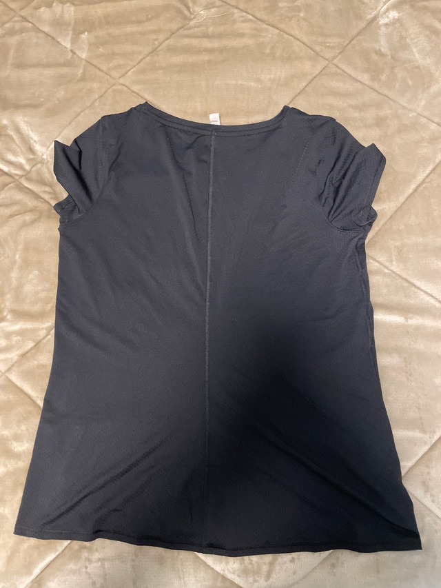  underarmour shirt  in Women's - Tops & Outerwear in Saskatoon - Image 2