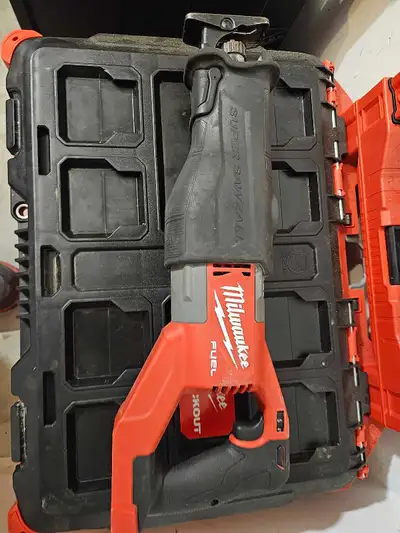 Model 2722-20 Good condition, Performs flawlessly Fuel brushless This saw is on the heavier side alt...