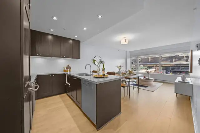 Downtown Vancouver – Spacious 1 Bedroom + 2 Dens at Raffles on R in Long Term Rentals in Vancouver - Image 5