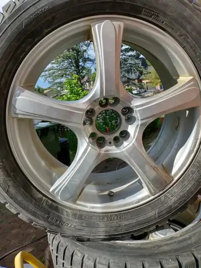 Pneus avec jantes 18x7.5 ayant un bolt pattern de 5x114.3mm et un hub bore de 73.1 mm. L'usure est à...
