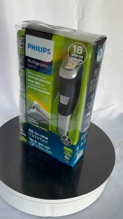 New Philips Shaver, never used. It includes 18 pieces.