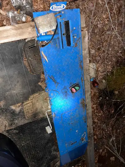 Lift with wheel lock and ramp and pull piece for wheel removal works well only hydraulic foot pump w...