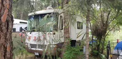 2004 34ft tiffin motor home, new tires, brakes, rotors, coach batteries. 2 slides, queen bed, 2 air...