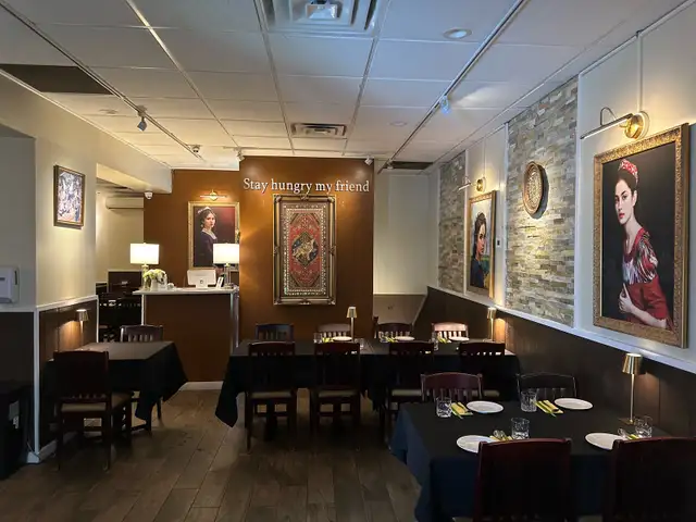 looking for waitress for Nice Restaurant in Bar, Food & Hospitality in City of Toronto - Image 3