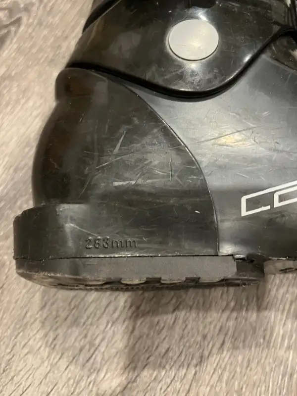 Ski boots, helmet, skis, gloves in Ski in Oakville / Halton Region - Image 6