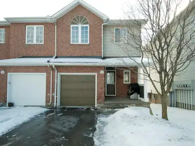 Beautiful end unit townhome in Kanata (Price reduced)
