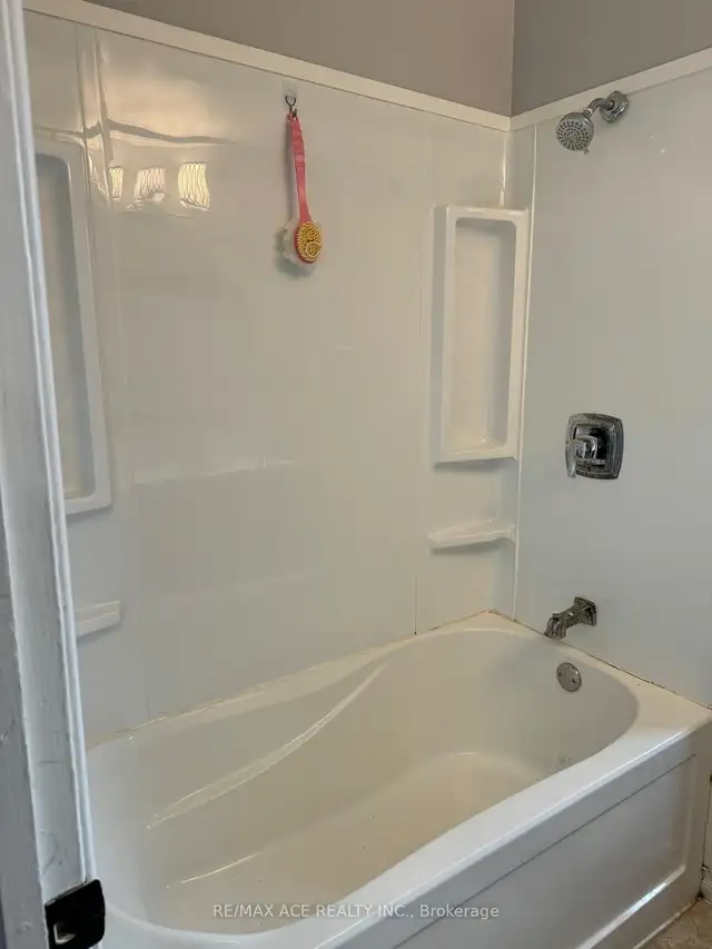 room for rent $650 plus utilities  in Room Rentals & Roommates in Oshawa / Durham Region - Image 3