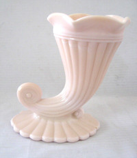 CORNE D ABONDANCE VINTAGE CORNUCOPIA VASE PINK MILK GLASS