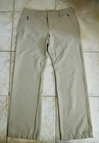 Womens Regular Size 6 straight leg. New condition. Front zip / Rear button pockets. Nylon/Elastane....