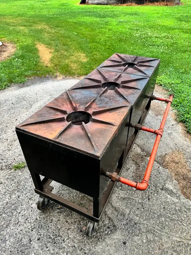 Garland commercial 3 Burner unit on wheels - Natural gas in Industrial Kitchen Supplies in Norfolk County - Image 5